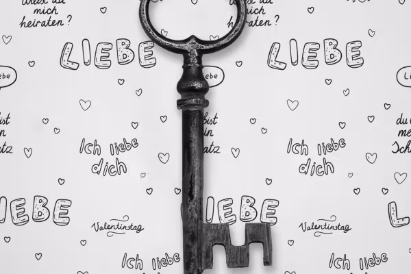 Imagen de una llave con fondo de motivos para San Valentín