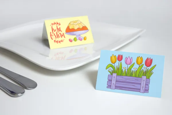 Tischkarten, auf denen Illustrationen für Ostern verwendet werden