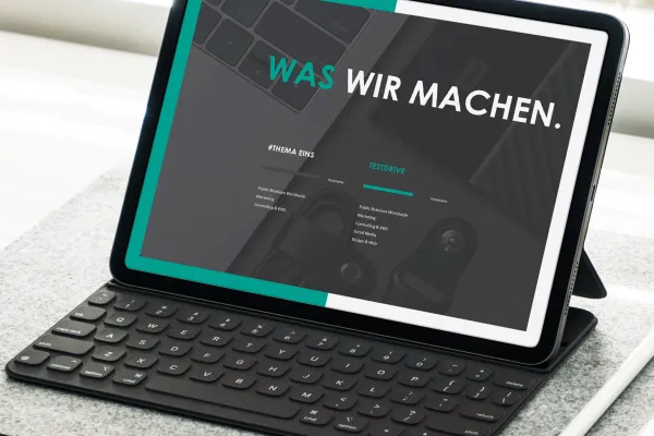 Layout template per Keynote: Slide di esempio su un laptop.