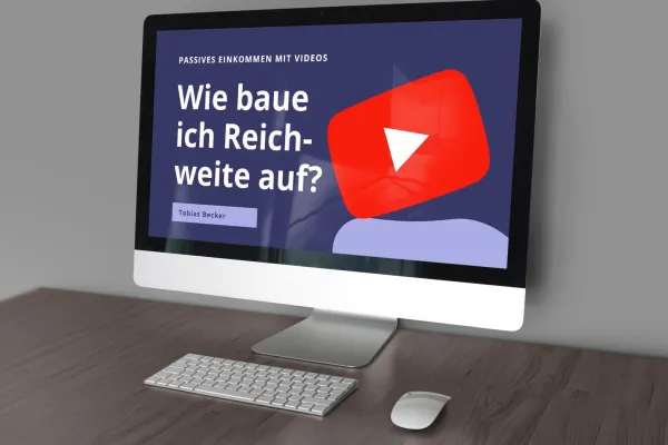 Screenshot del video corso su YouTube per SEO su un monitor
