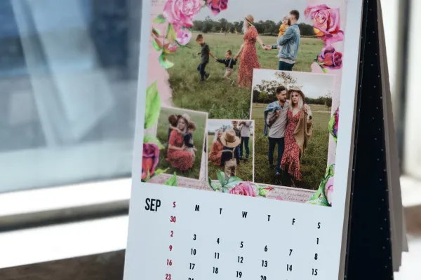 Mit Blumen verzierte Fotocollage in einem Fotokalender