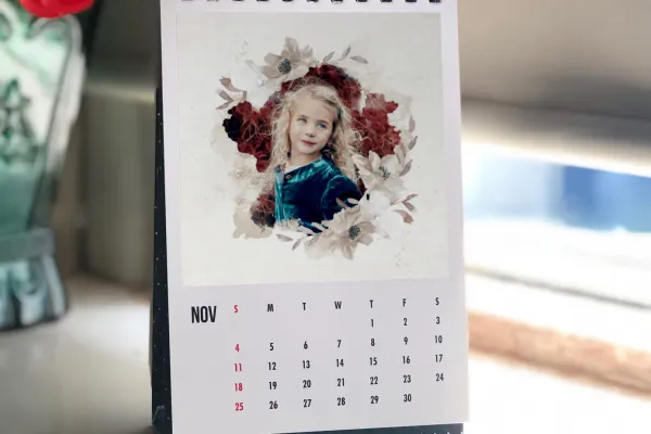 Foto eines Mädchens in einem Aquarell-Rahmen mit Blumenverzierungen, gedruckt auf einen Fotokalender
