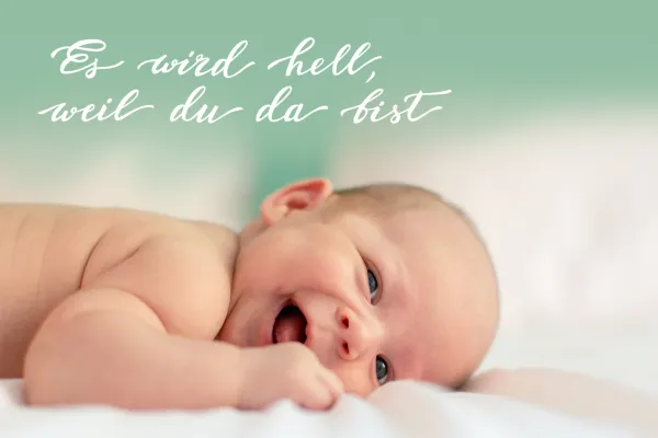 Foto eines Babys, ein Handlettering ist eingefügt