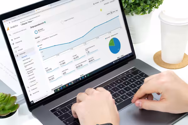 Google Analytics 4 bir dizüstü bilgisayarda, eğitimden bir bölüm