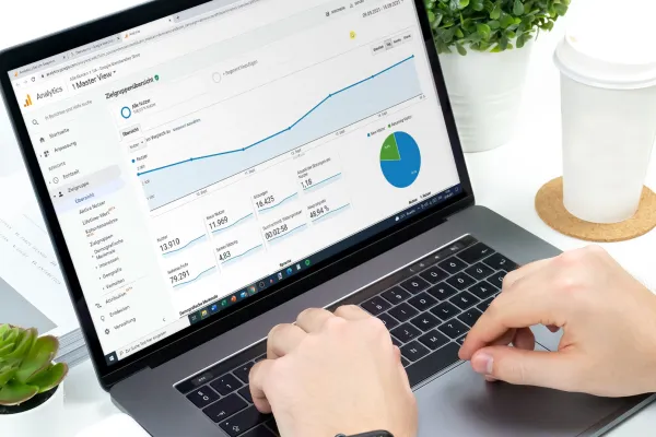 Google Analytics 4 på en bærbar computer, uddrag fra tutorialen