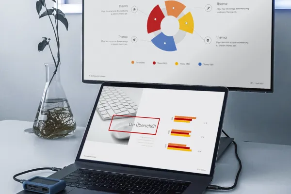 Zwei Folienvorlagen aus dem Streamline-Design auf Monitor und Laptop