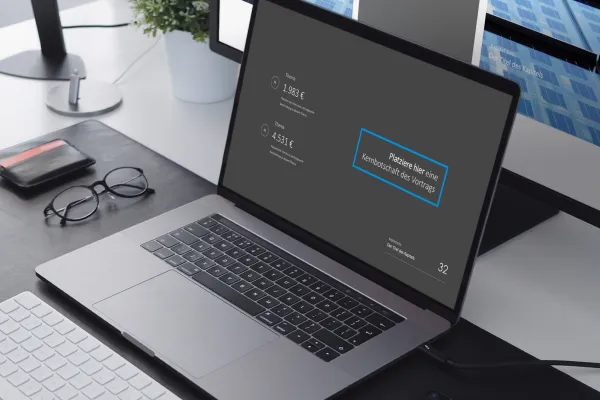 Tata letak slide dari template Aspek di monitor dan laptop.