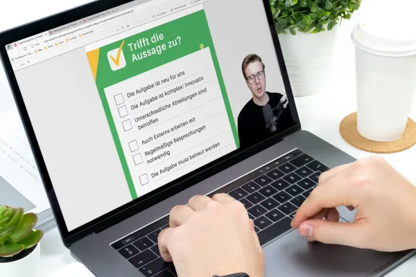 Screenshot dal tutorial sui fondamenti della gestione dei progetti su un laptop