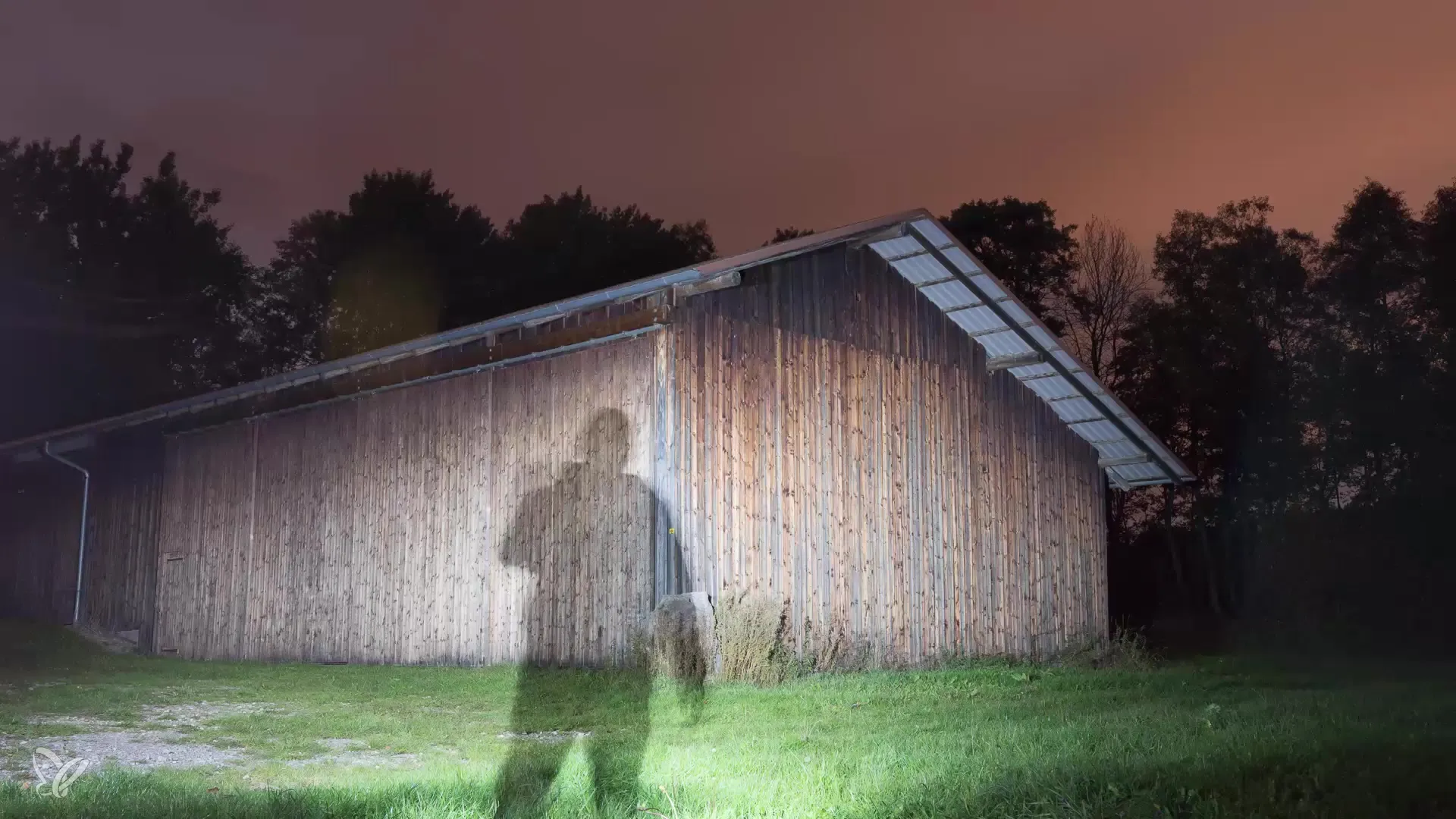 Fotografía nocturna hecha fácil - Iluminar un granero con una linterna Fotografía nocturna hecha fácil - Iluminar un granero con una linterna