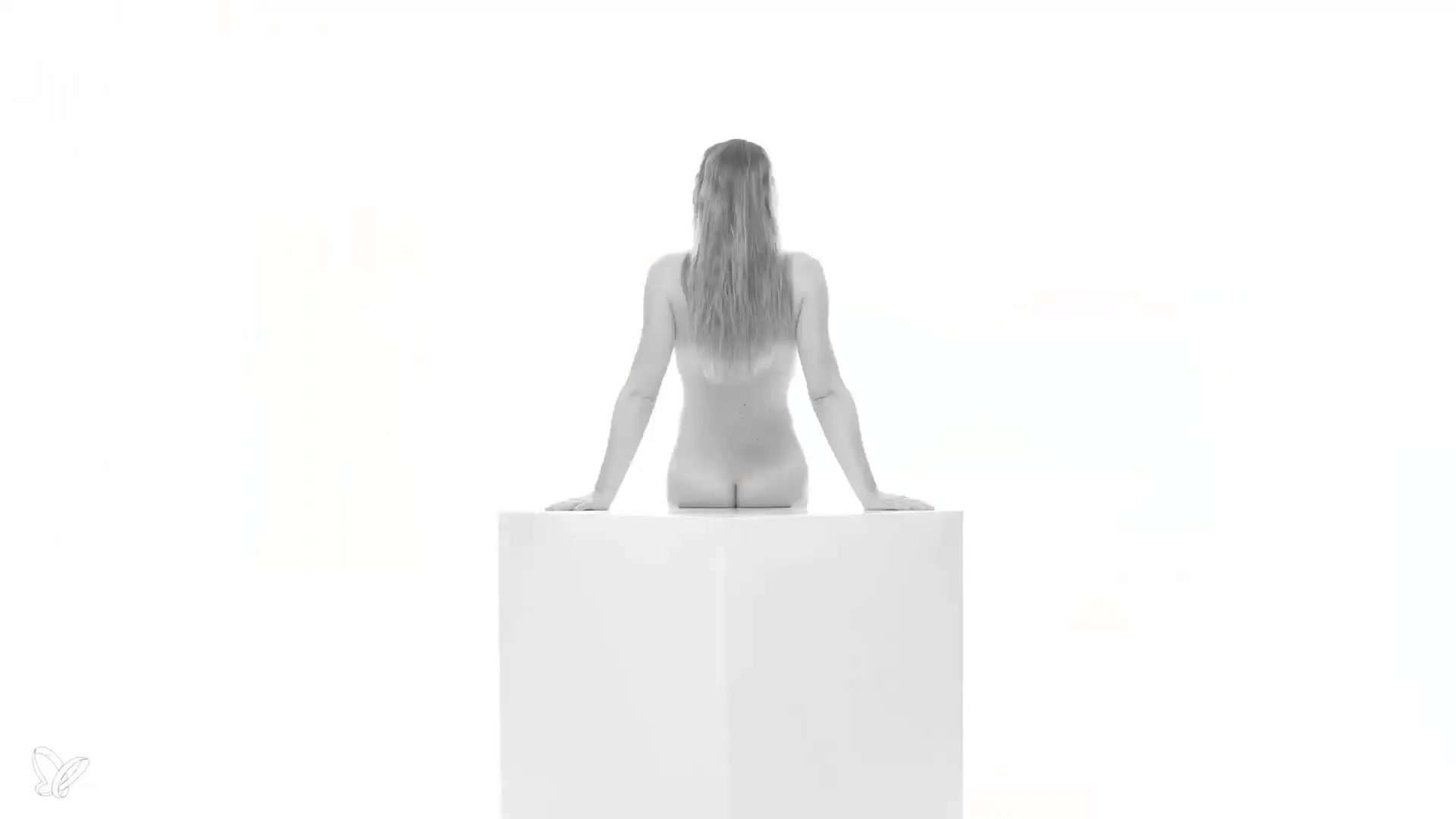High-quality high-key nude photography in the studio High-quality high-key still life photography in the studio