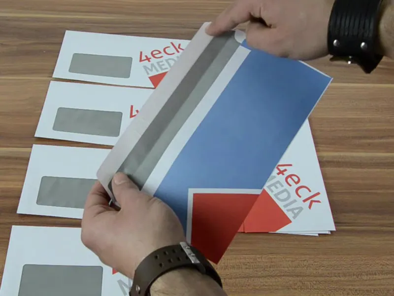 Elaborare generală a materialelor tipărite și design-ul plicurilor într-un stil de afaceri.