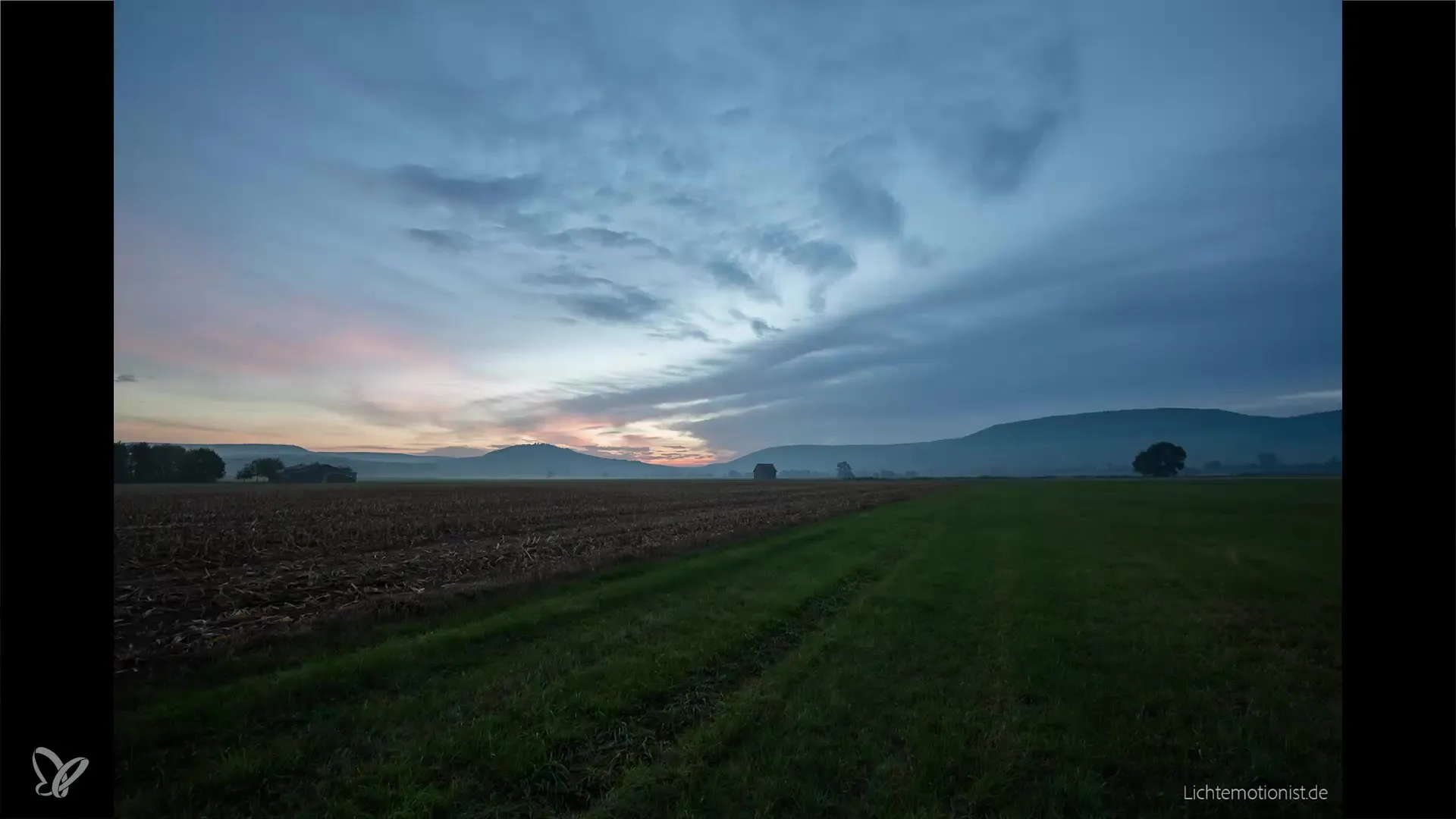 Herbstlig billedkomposition: Bildelementer og kontraster Efterårsagtig billedkomposition: Billedelementer og kontraster