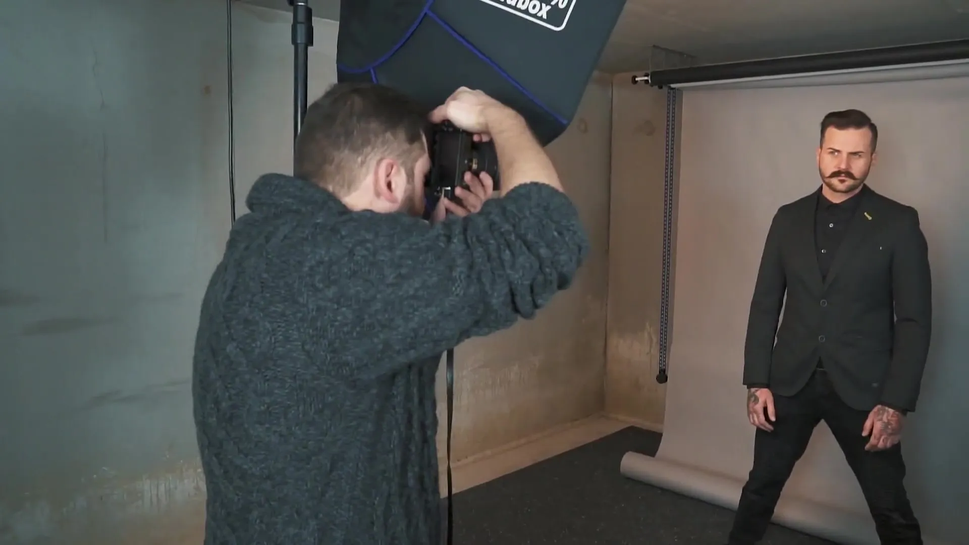 Professionelles Filmplakat im Preacher-Stil Lichtsetup und Fotografie Professionelles Filmplakat im Preacher-Stil Lichtsetup und Fotografie