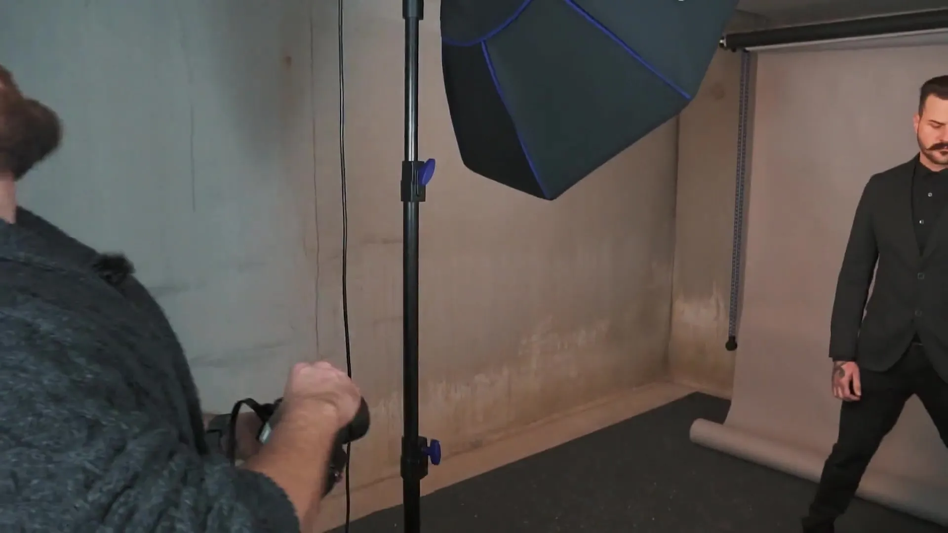 Professionelles Filmplakat im Preacher-Stil Lichtsetup und Fotografie Professionelles Filmplakat im Preacher-Stil Lichtsetup und Fotografie