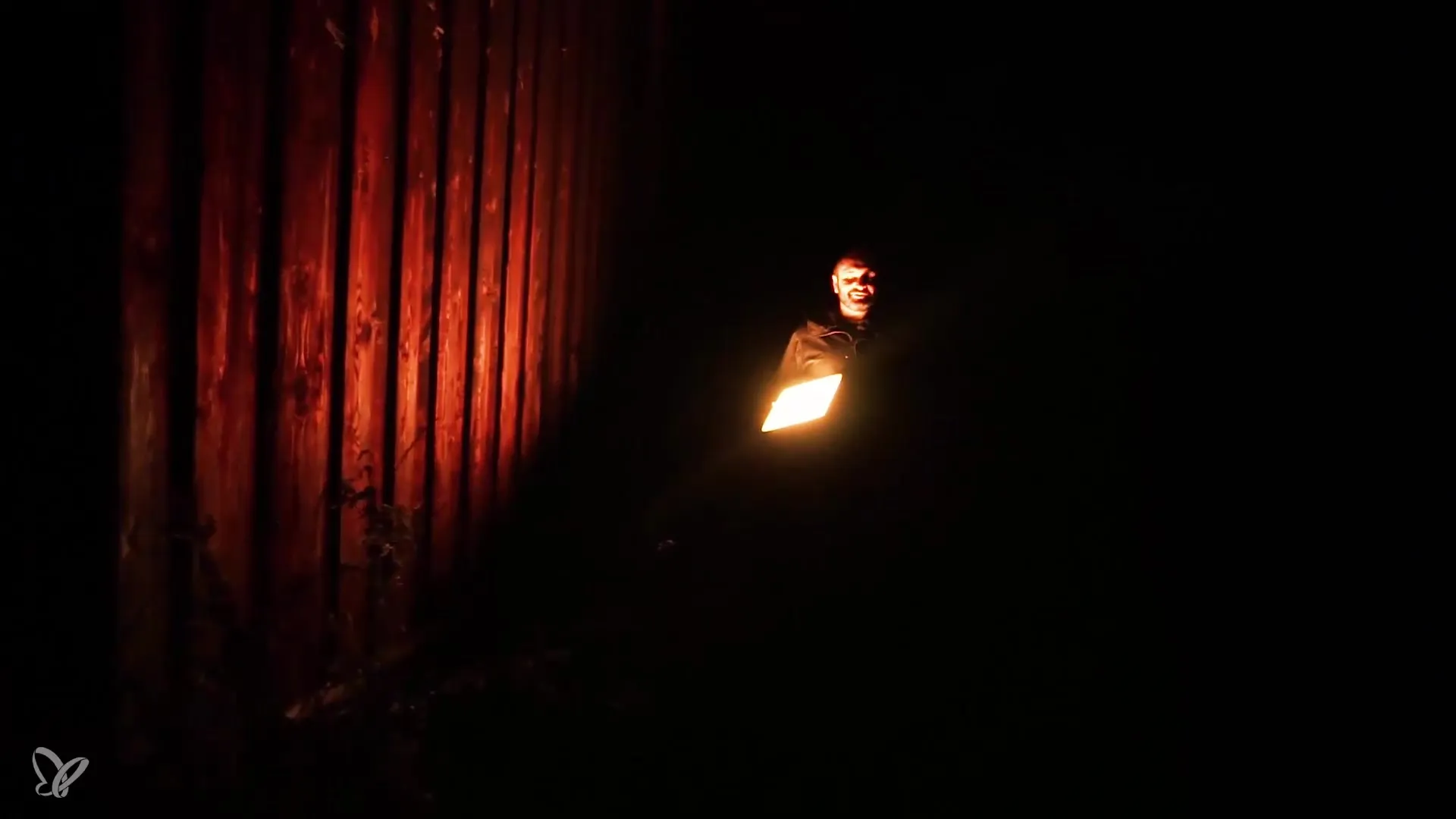 Fotografía nocturna: Iluminar creativamente un granero colorido