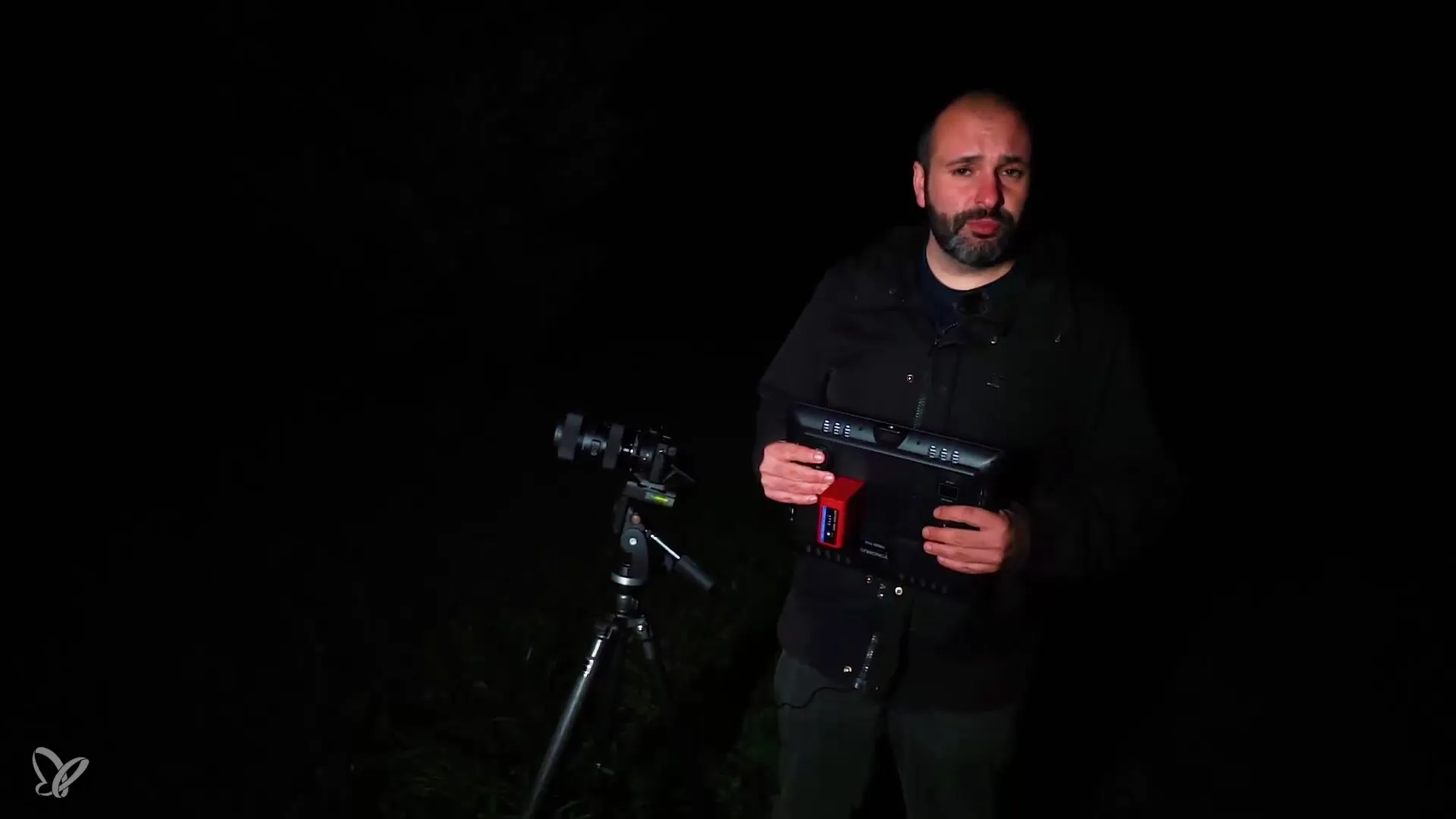 Fotografía nocturna: Iluminar creativamente un granero colorido