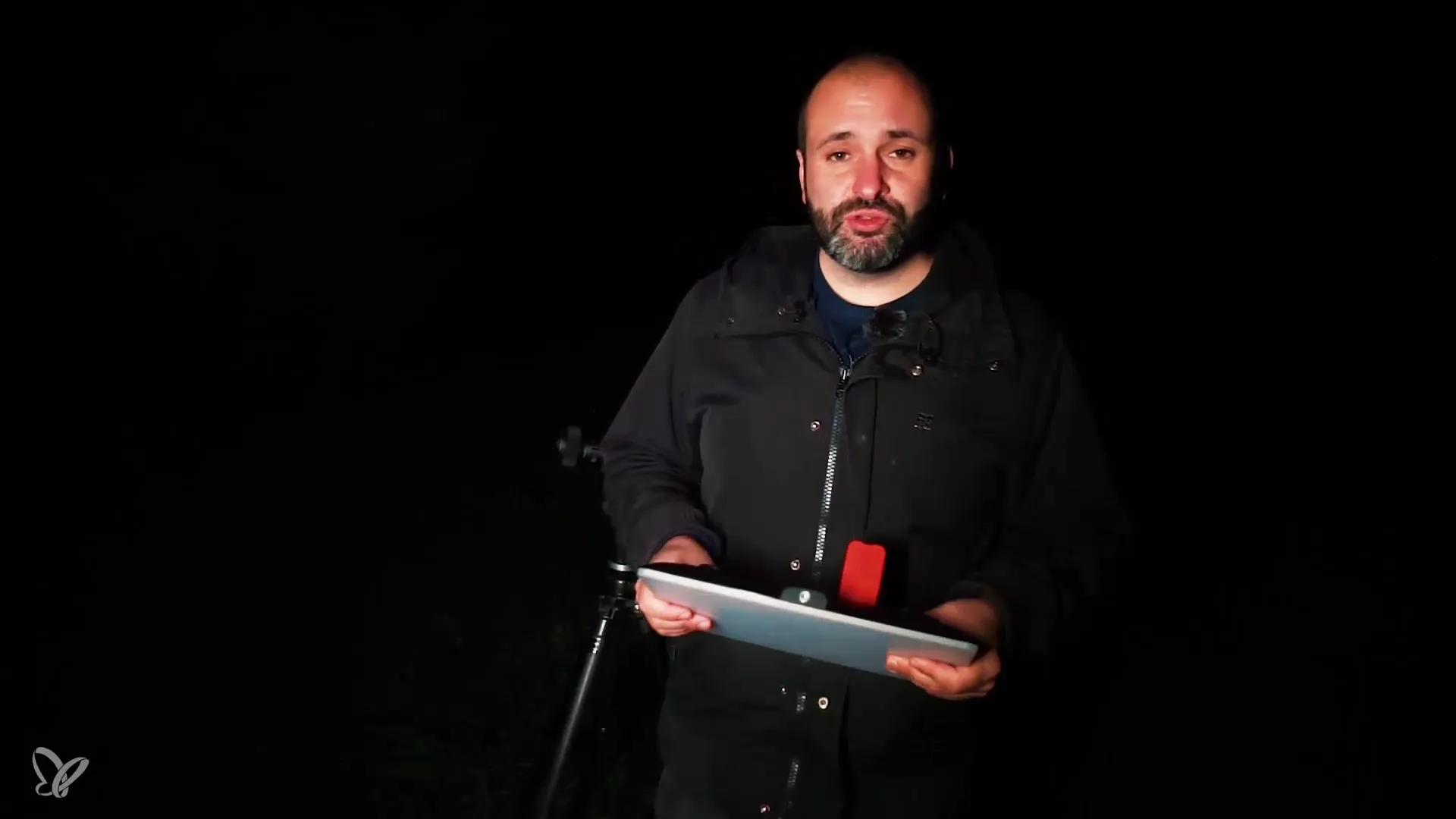 Fotografía nocturna: Iluminar creativamente un granero colorido