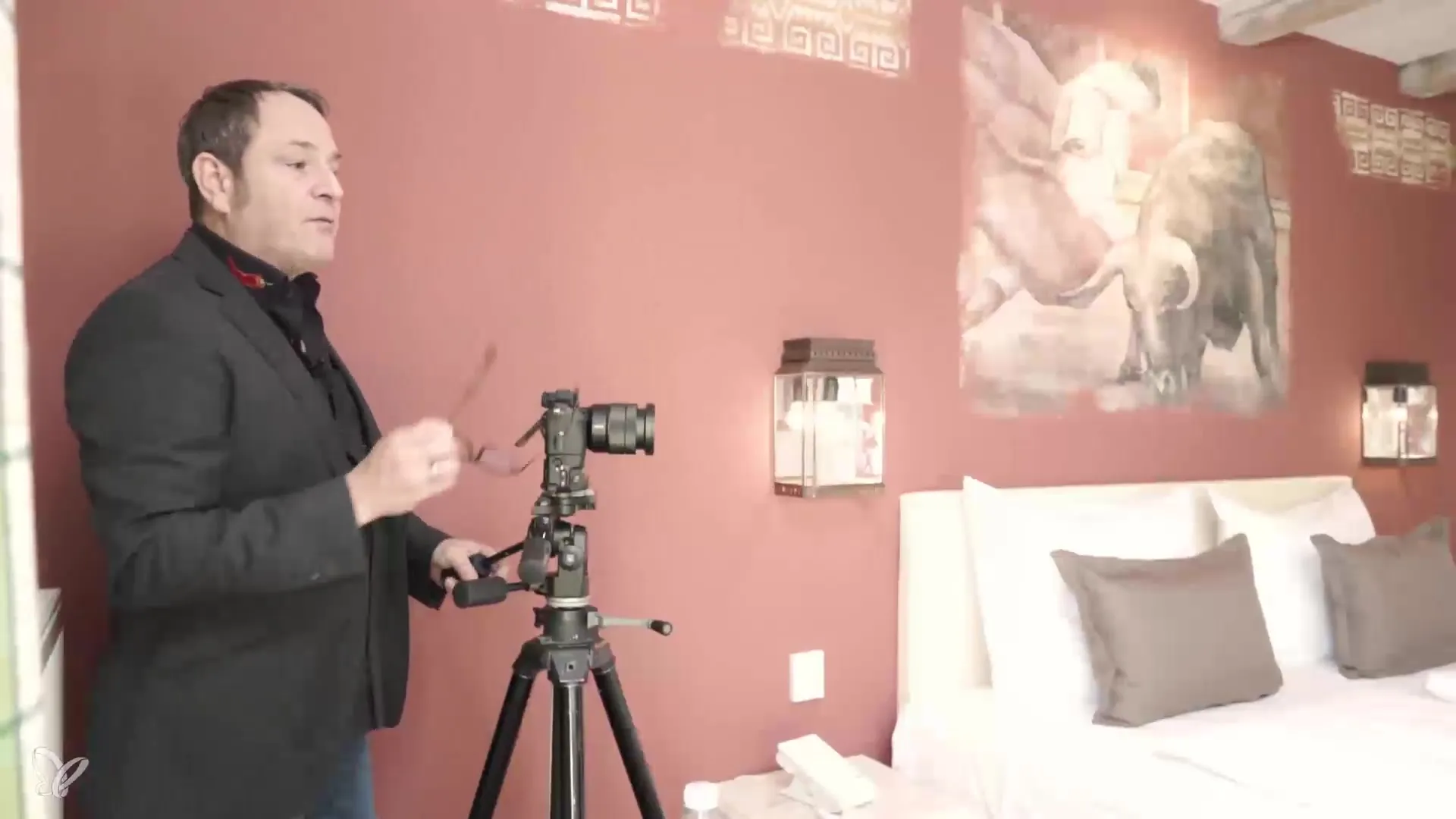 Hotel photography efficiently: Utilizing perspectives in a small room
