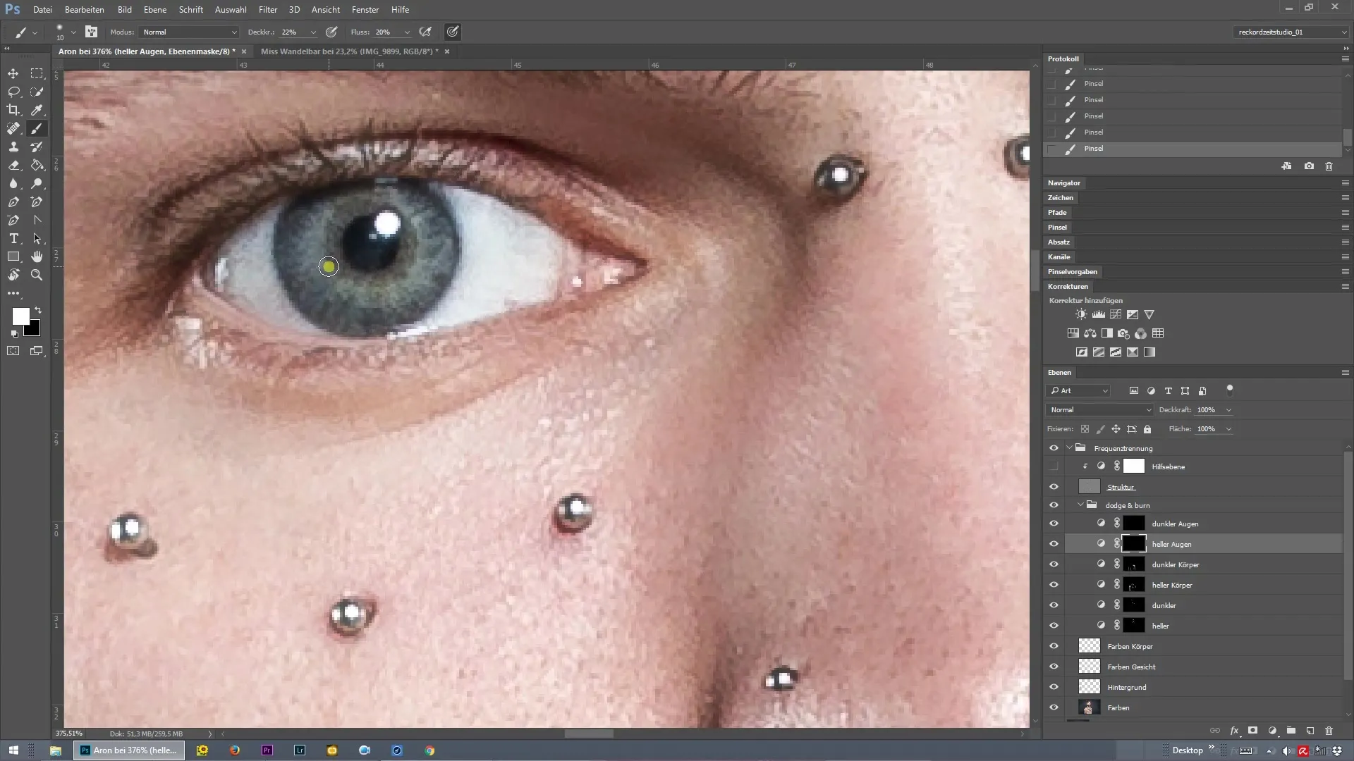 Highlight sparkling eyes - frequency separation in Photoshop