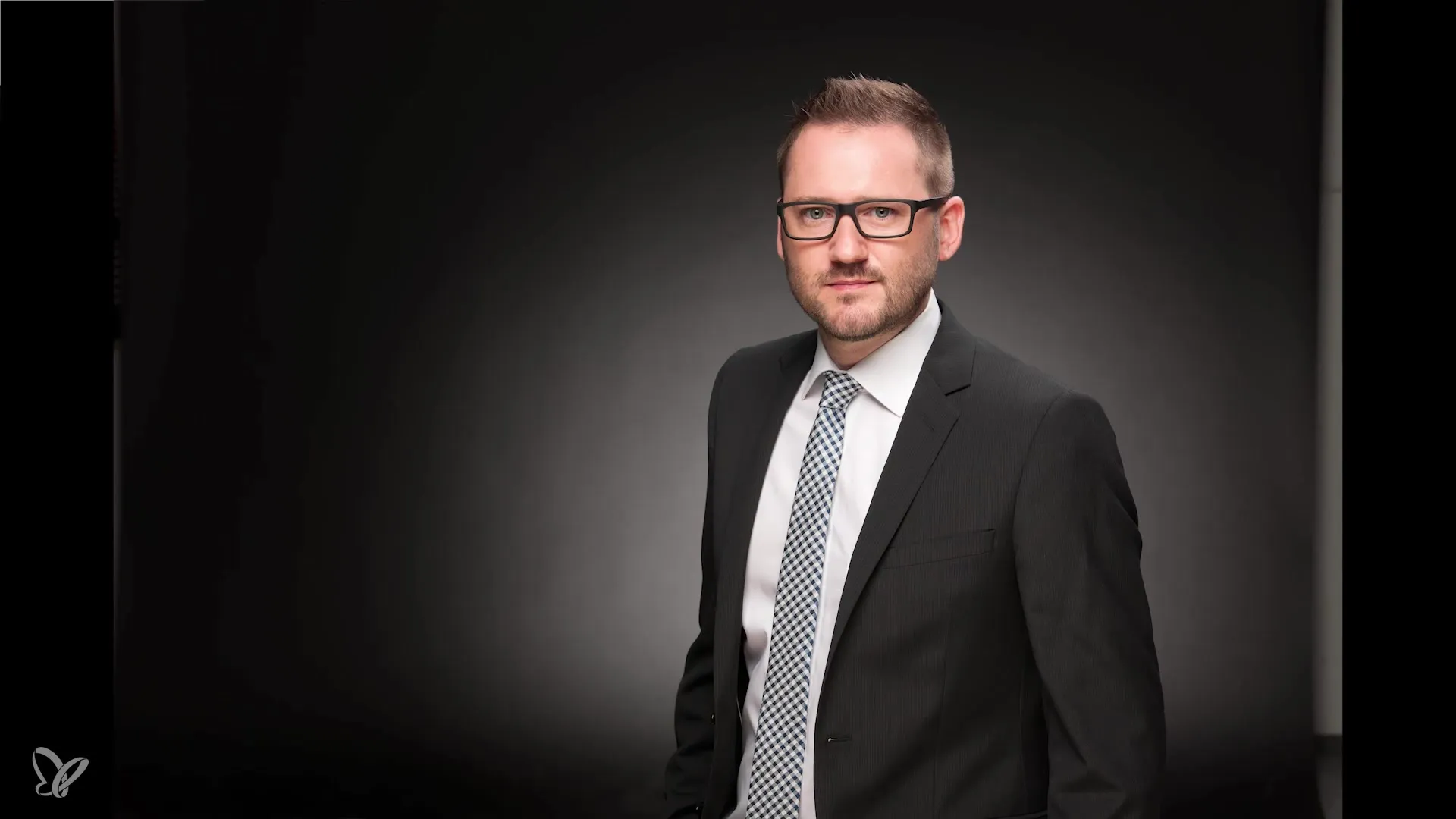 Optimal lighting and outfit for business portraits