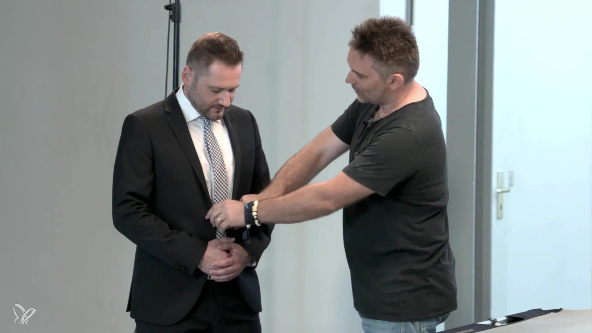 Optimal lighting and outfit for business portraits