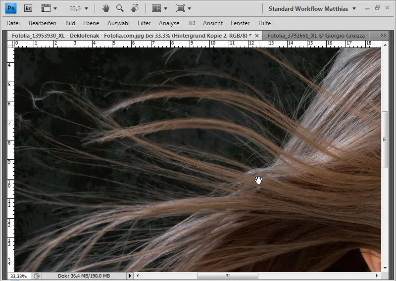 Cortar o cabelo com a borracha de fundo - nunca foi tão fácil.
