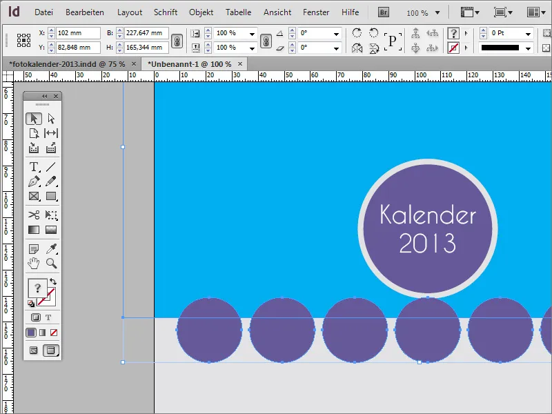 Merancang kalender foto termasuk sampul di Adobe InDesign.