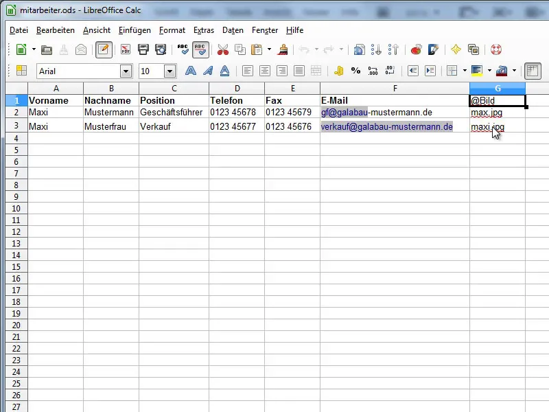 Membuat kartu nama dalam format potrait dan landscape termasuk penggabungan data.