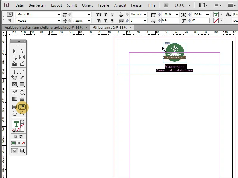 Mendesain iklan lowongan pekerjaan di Adobe InDesign.