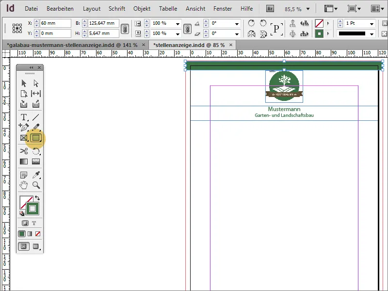 Mendesain iklan lowongan kerja di Adobe InDesign.