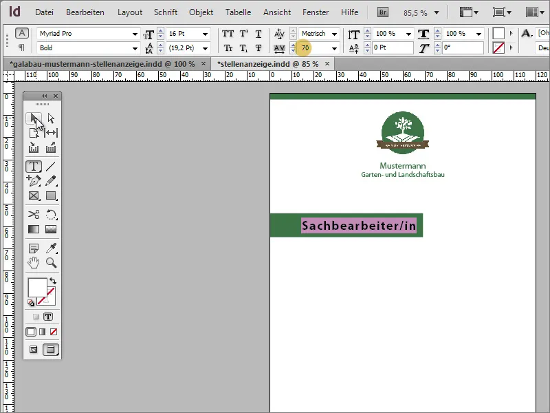 Mendesain iklan lowongan pekerjaan di Adobe InDesign.