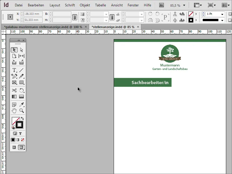 Mendesain iklan lowongan kerja di Adobe InDesign.