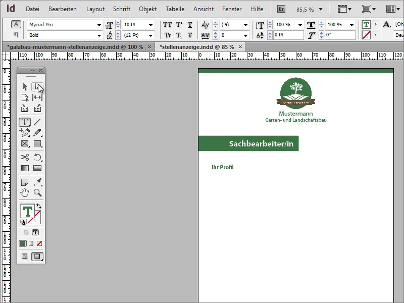 Mendesain iklan lowongan kerja di Adobe InDesign.